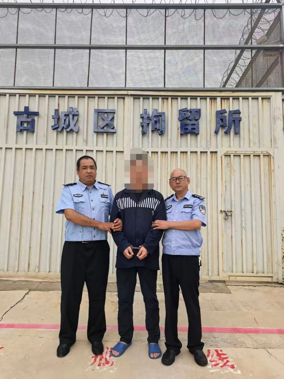 #男子持伪造导游证带外籍团被拘留# 【男子持伪造证件带外籍旅游团到丽江游玩，被现