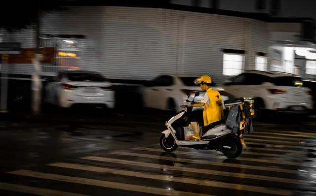 外卖小哥暴雨里摔碎餐盒，客户的反应惊到路人
“暴雨天，楼道监控记录下这样一幕：身