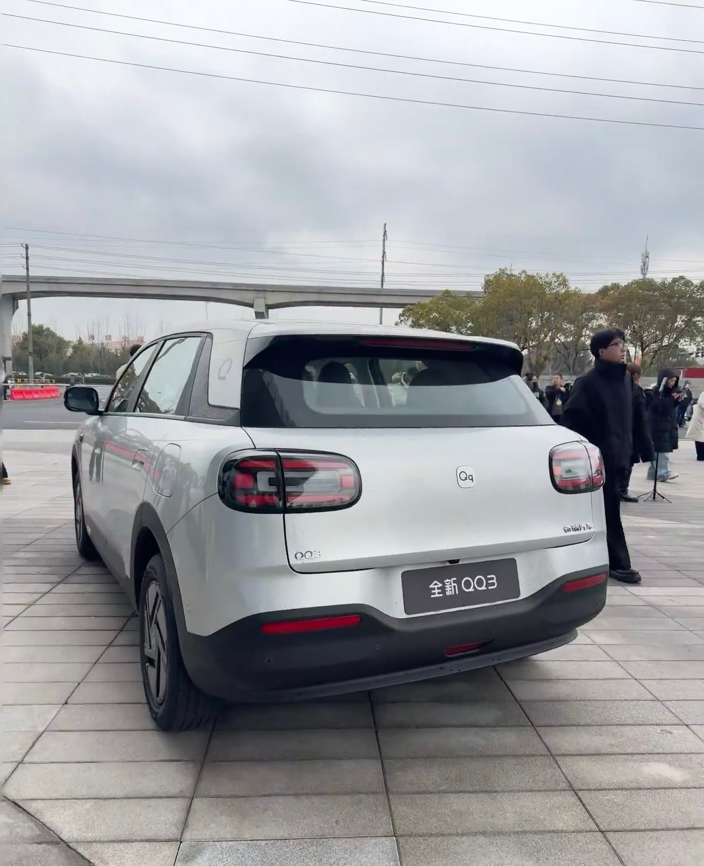 等一个今晚的全新QQ3价格预售 6.89 万起，放在当下纯电代步车里，不算便宜，