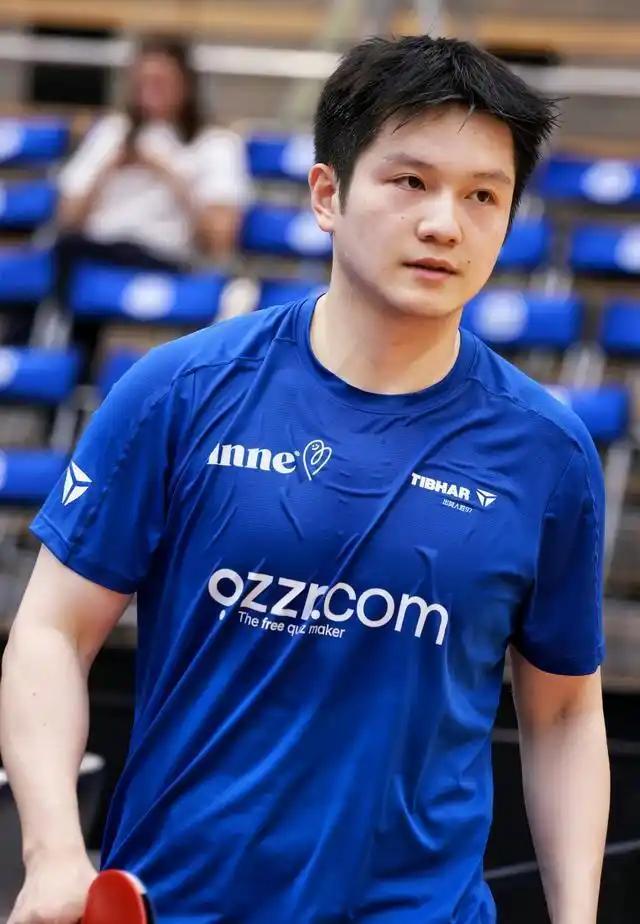 估计樊振东很难回归国乒了，
不是因为东哥不想念国乒，
也不是因为东哥迷恋欧洲的荣