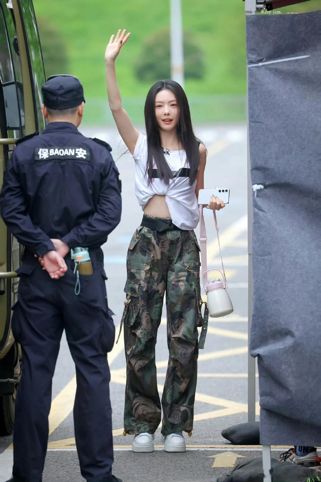 浪姐5今日上班穿搭，姐姐们的私服好凸显个人性格，生过孩子的苗苗身材太夸张了。 ​