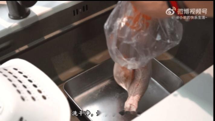 一饭封神豉油鸡  看《一饭封神》里的豉油鸡，最抓人的就是那卖相。看着就知道入味透