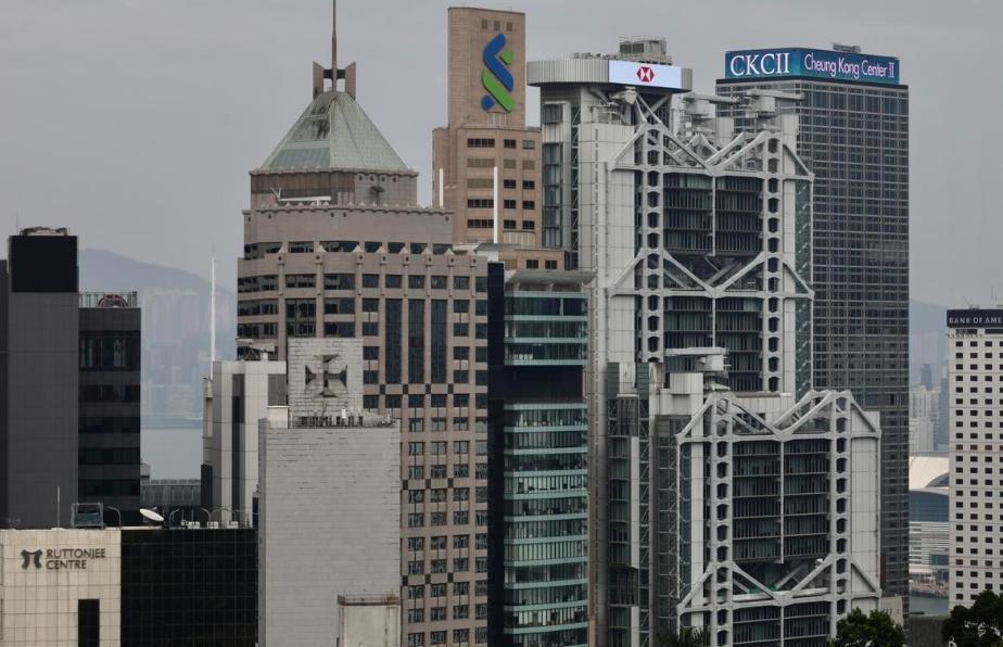 迪拜那边这阵子真有点扛不住了。
原本房子卖得火，豪宅区、酒店、港口这些地方都是金