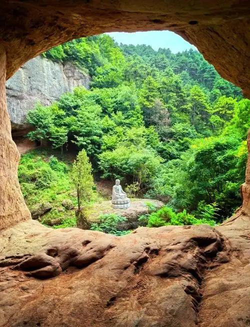 要说铜川必打卡的三个地方，我首推陈炉古镇、玉华宫和照金香山！既能触摸千年耀州窑的