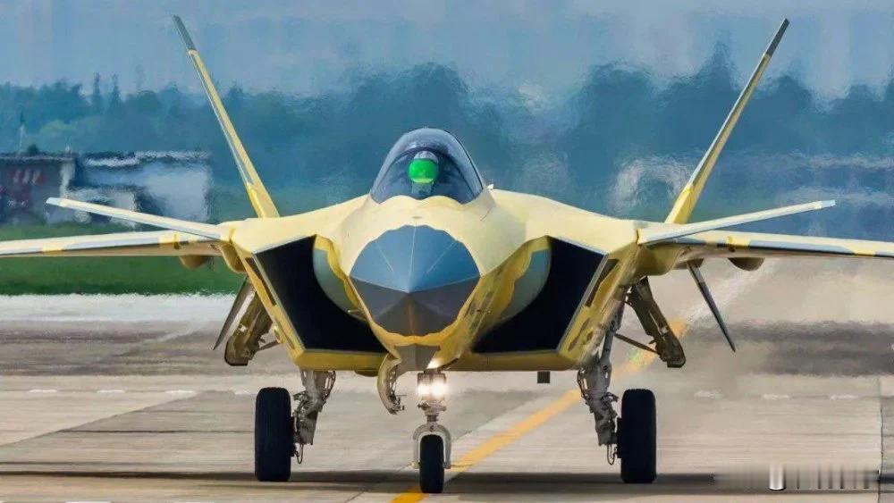 “中国的歼-20隐形战斗机可能很快将前往中东”！4月25日，美国方面猜测，中国歼