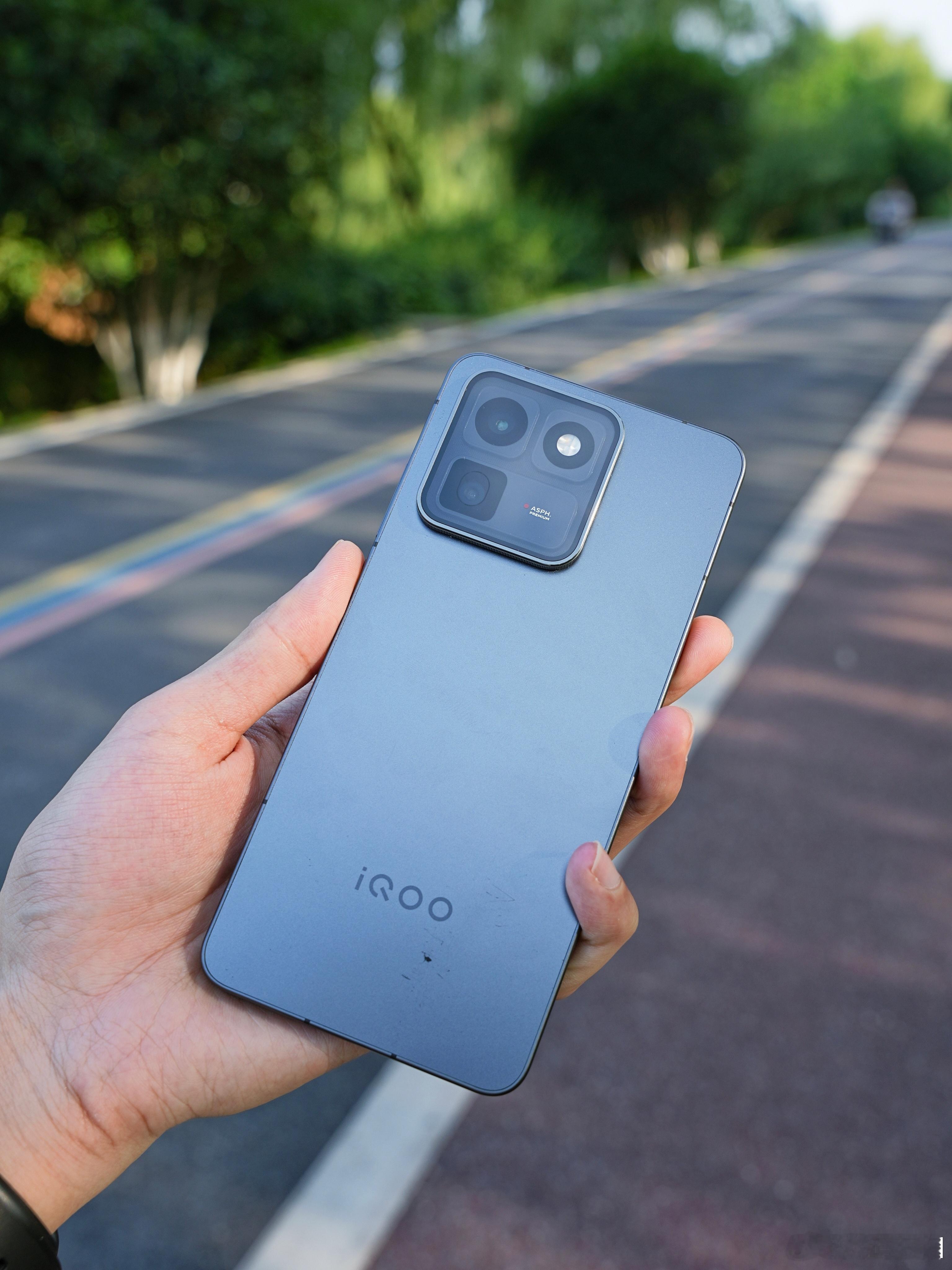 iQOO15T大家能蹭上国补买是最合适的，不到3000就能拿下2k分辨率珠峰屏，