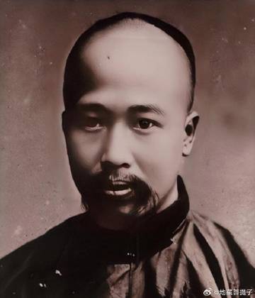 《康有为》<br /><br />旧学倾颓称殿军，<br />一肩风雨...