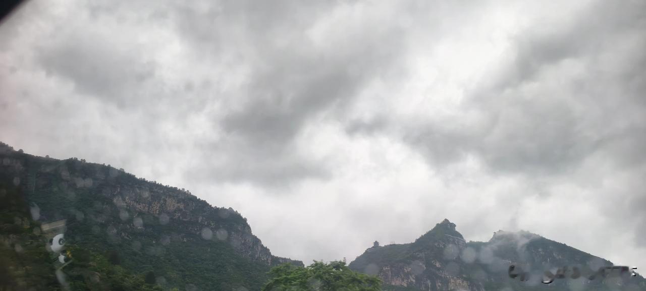 暴风雨即将抵达。驶行在太行山区，领略大自然盛景。