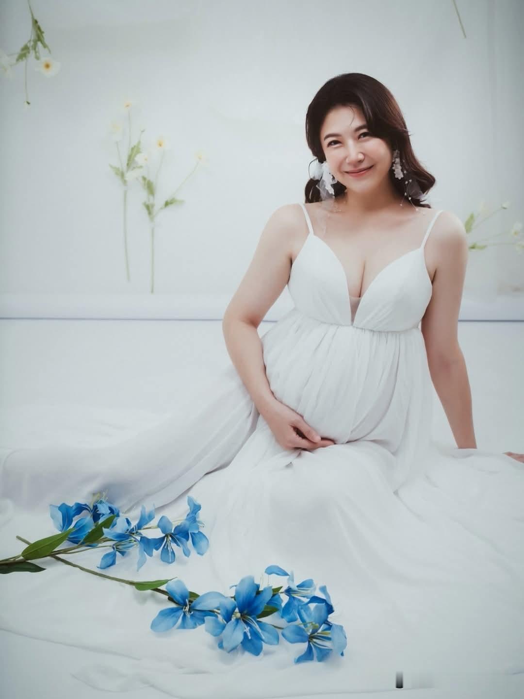 郑亦真主播休产假！明年再见！
中天新闻主播郑亦真昨天晚上主持完《中天辣晚报》正式