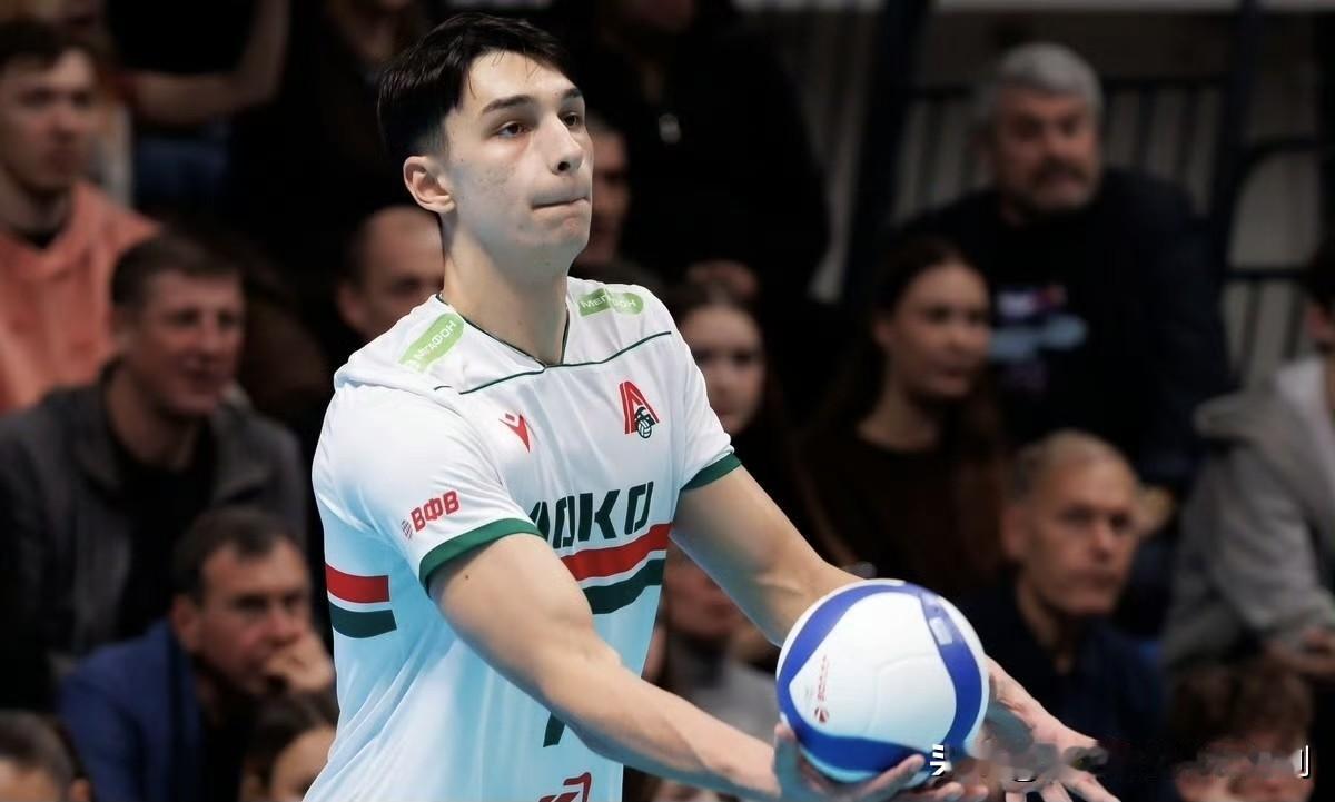 俄超男排联赛第8轮强强对话，火车头客场3-1战胜劲敌喀山泽尼特，继续领跑积分榜。