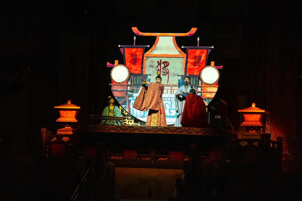 先说这酒。按《四民月令》里记载的配方复原——花椒、柏叶、白酒，温着喝。入口先是柏