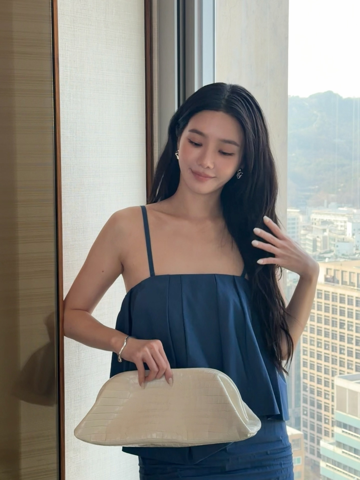 朴珪瑛 x COS S/S 2026 Show蓝色系两件套挺适合夏天 