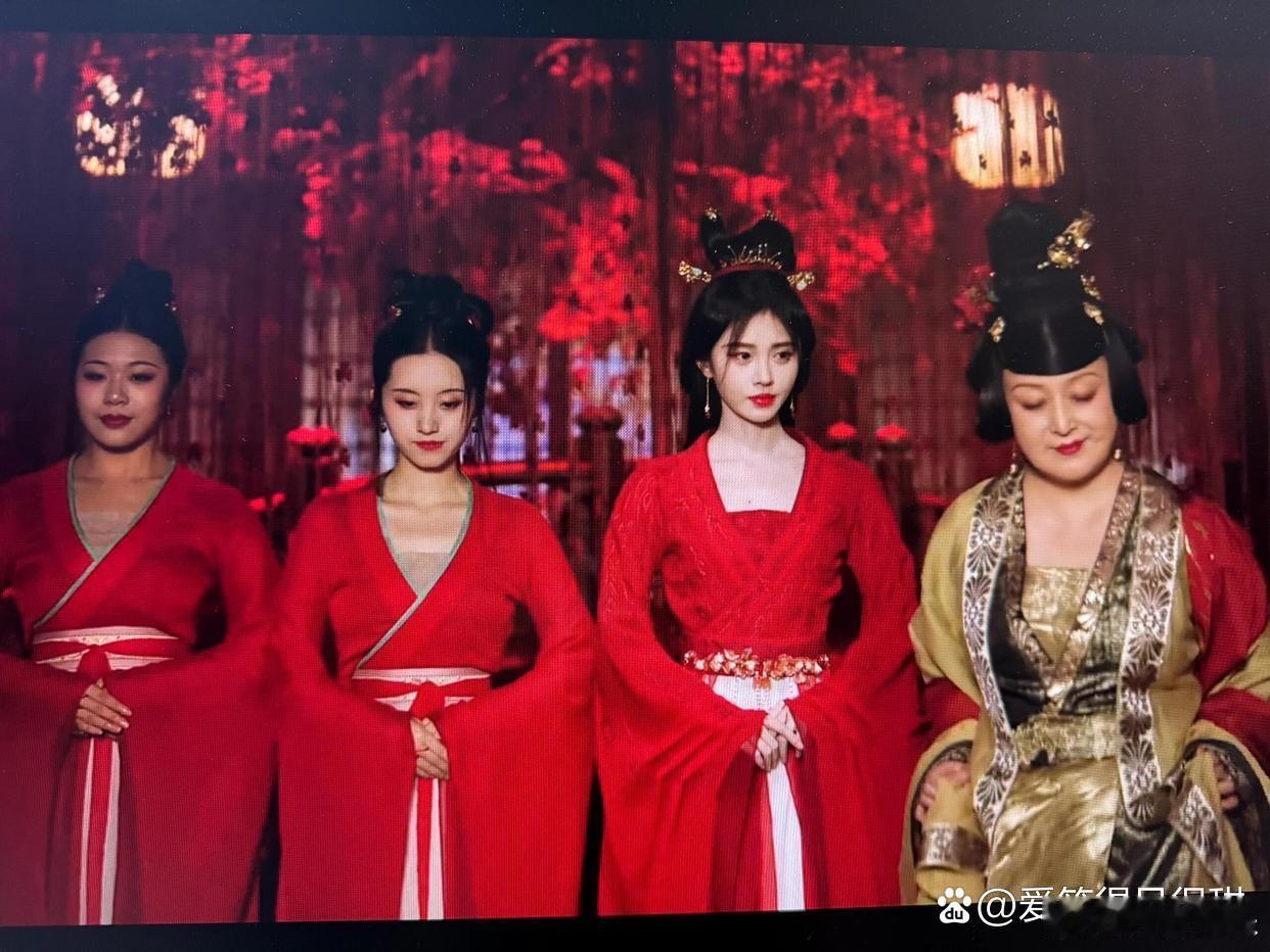 鞠婧祎和别人好像不在一个图层 