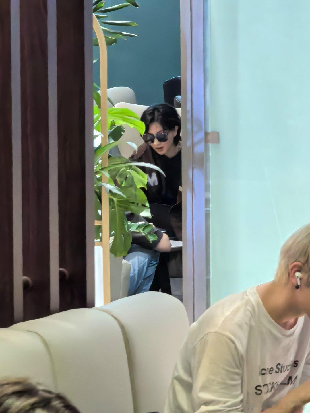 昨天最后一个至境L7发布会完事，回家咯！​机场休息室碰见万茜啦！​前一阵儿正看玫