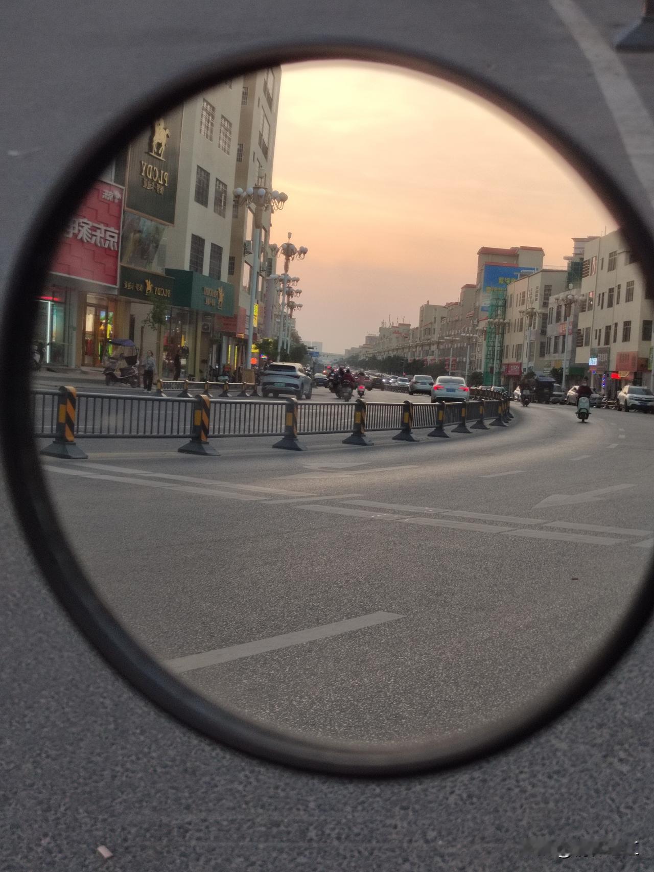 湛江市坡头区坡头镇，乘广东省“百千万工程”典型镇建设的政策东风，镇容镇貌焕然一新