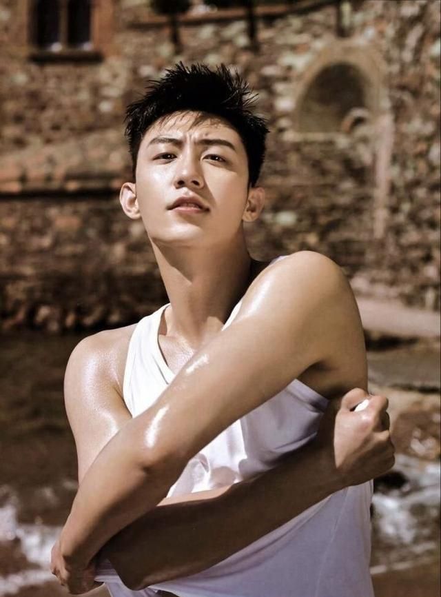 网友曝黄景瑜带女生回家深夜路透掀起讨论潮！黄景瑜与神秘女生同回住所的画面曝光，恋