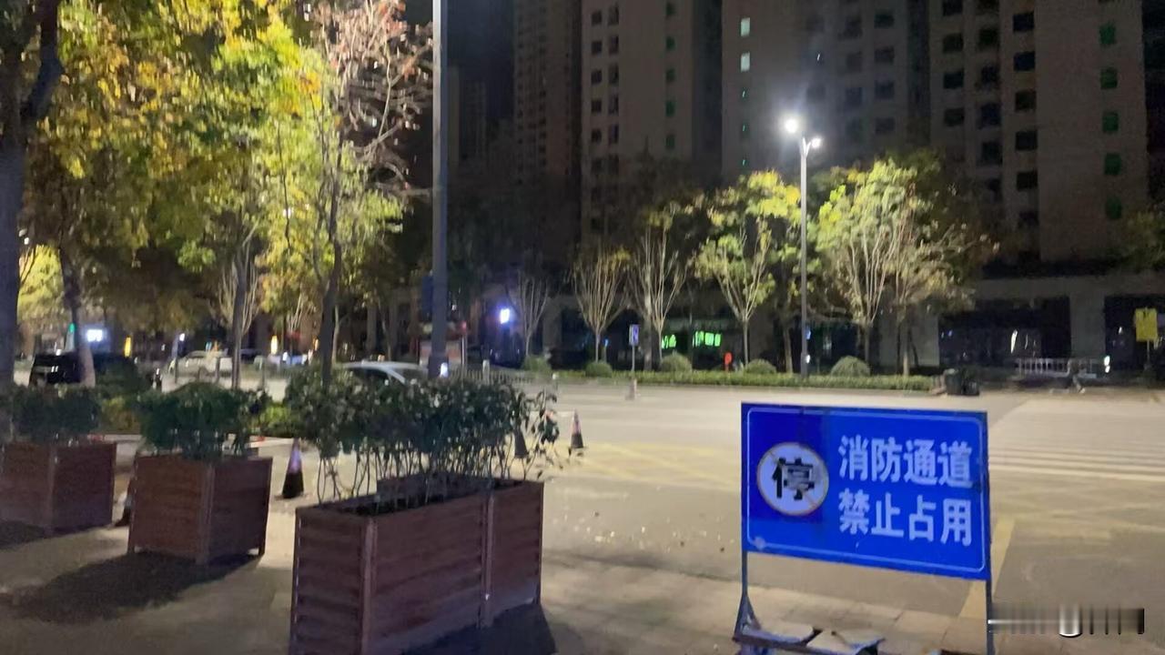 【如梦令•又到夕阳落暮】
又到夕阳落暮，槐柳幽幽满路。
雀鸟已归巢，却遇池塘蛙鼓