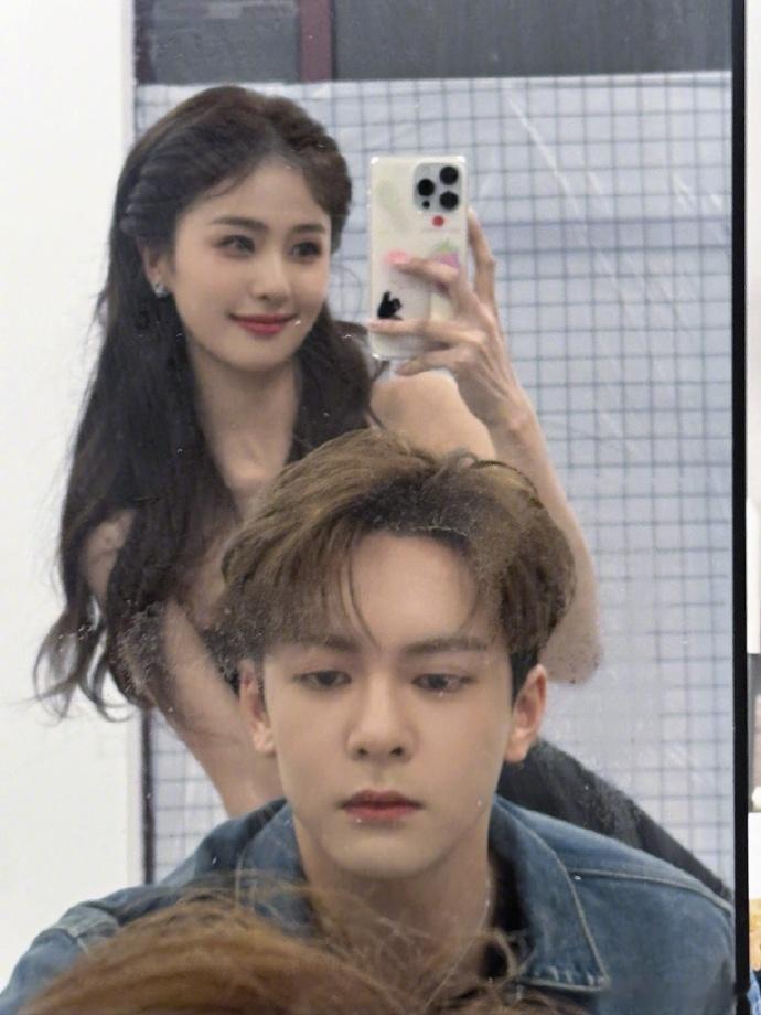 #白鹿曾舜晞好会拍##白鹿曾舜晞颜值适配度max# 白鹿发的微博里，她和曾舜晞的
