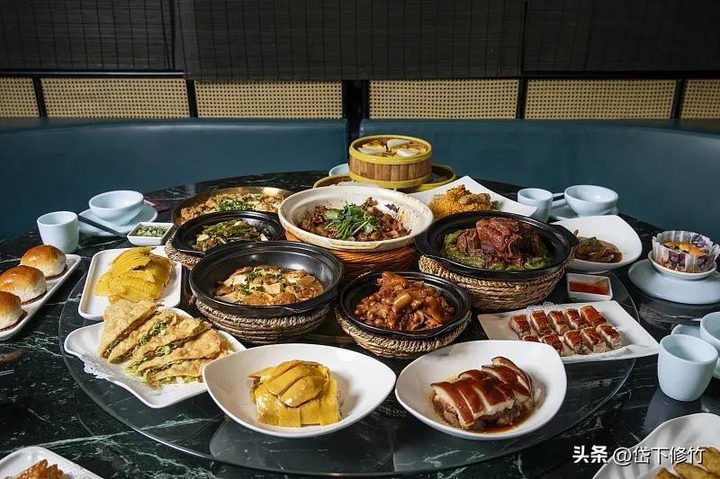 我认为中餐
在中餐和西餐之间，我更偏爱中餐。中餐历经千年发展，早已不只是果腹的食