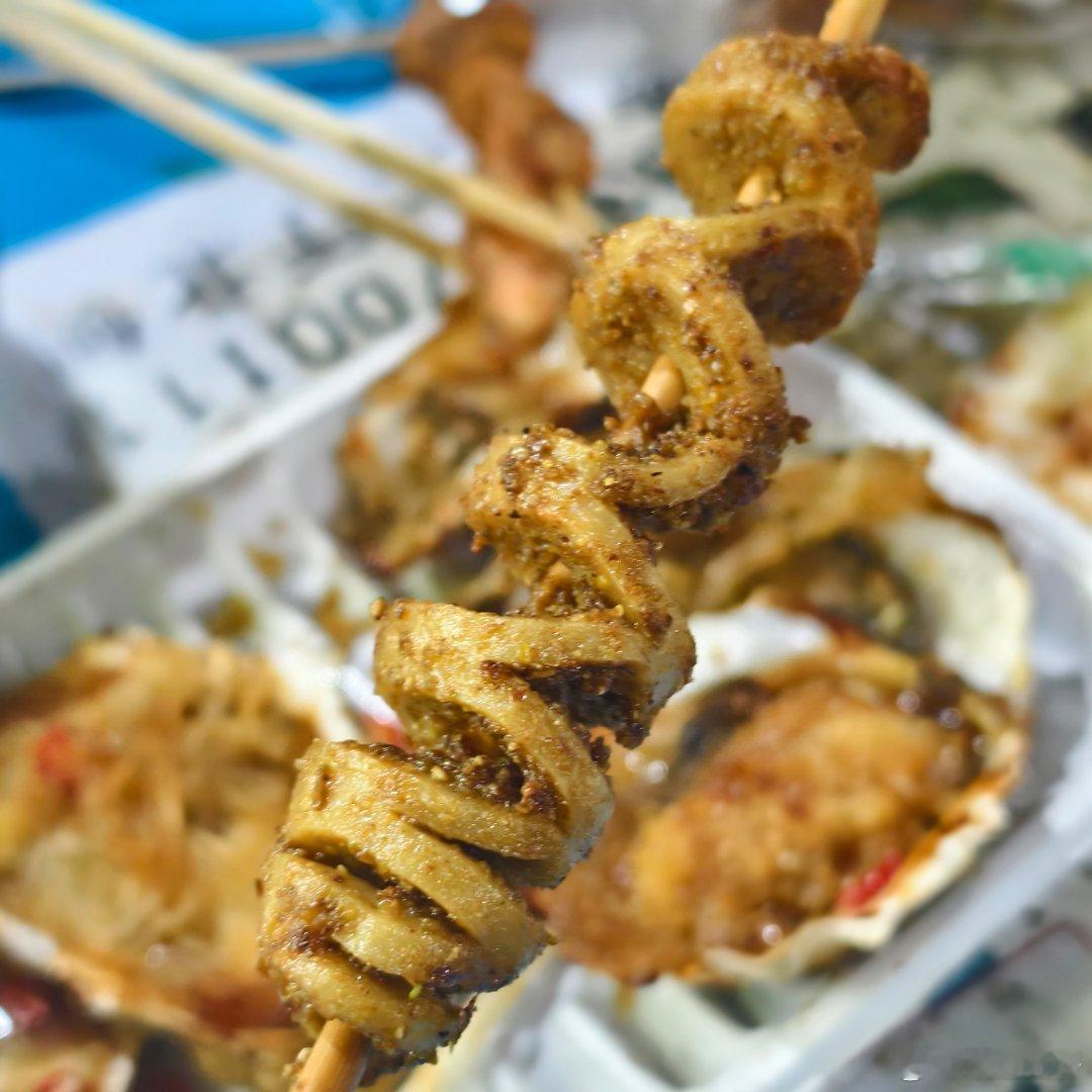 谁家大晚上的出来遛弯是来市场吃烧烤啊