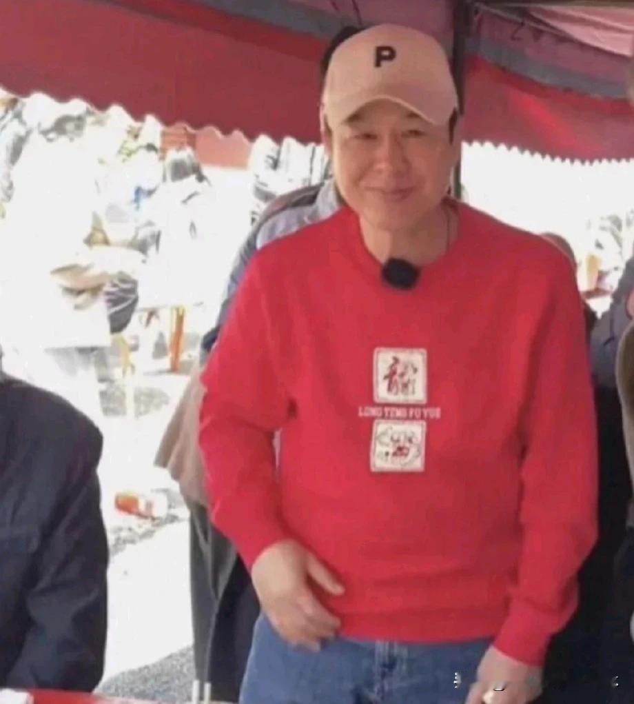 张颂文近期参加了一场农村婚礼，这一行为在网上引发了广泛关注。根据报道，张颂文在忙