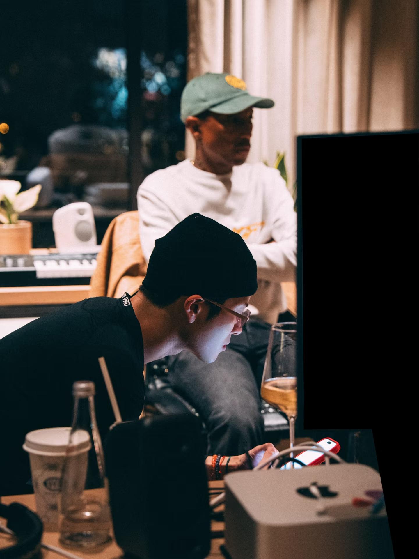 LV发布王嘉尔与菲董制作新歌花絮。