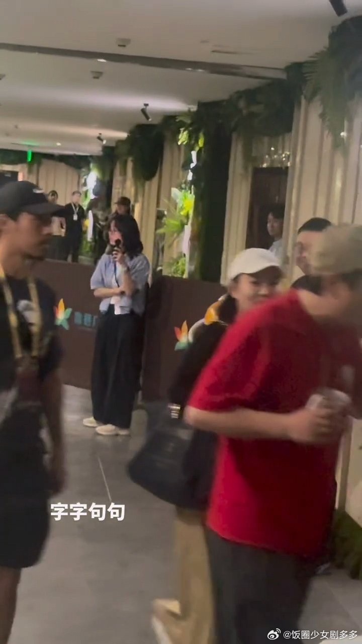 沈腾边走边吃汉堡沈腾再忙也别忘了好好吃饭沈腾边走边吃汉堡，再忙也别忘了好好吃饭 