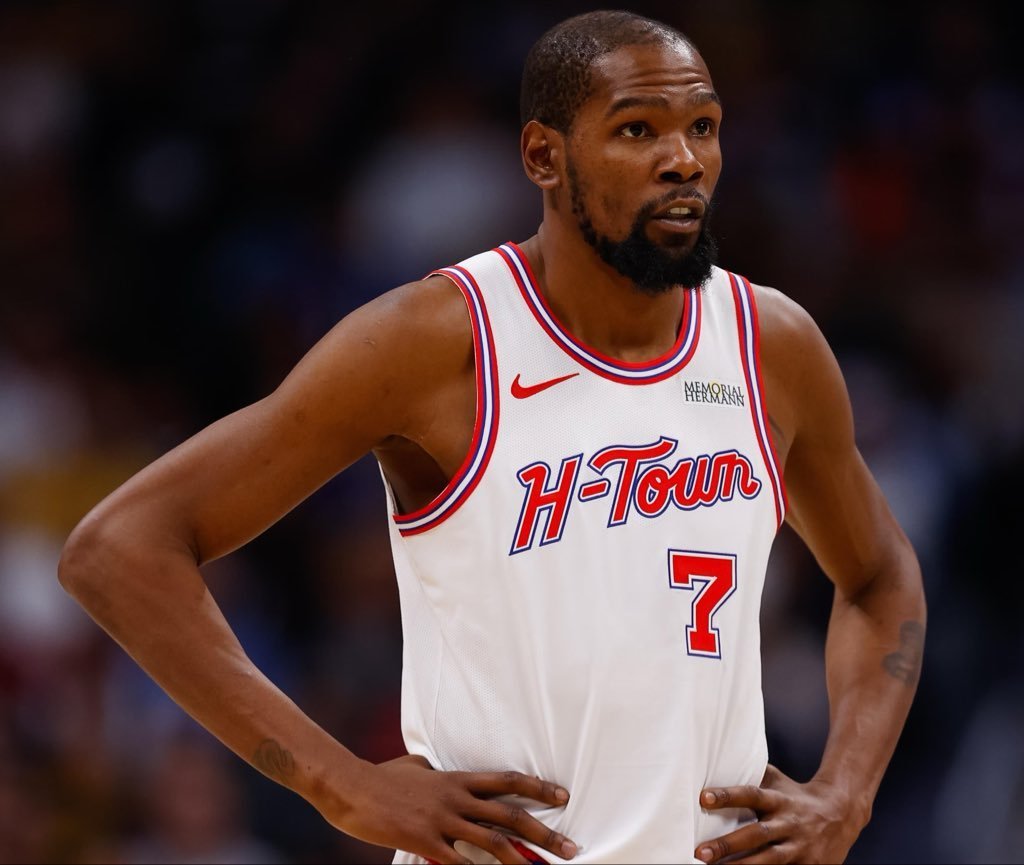 屋漏偏逢连夜雨！杜兰特（左脚踝扭伤）被列入出战成疑名单，能否参加对阵湖人的第三场