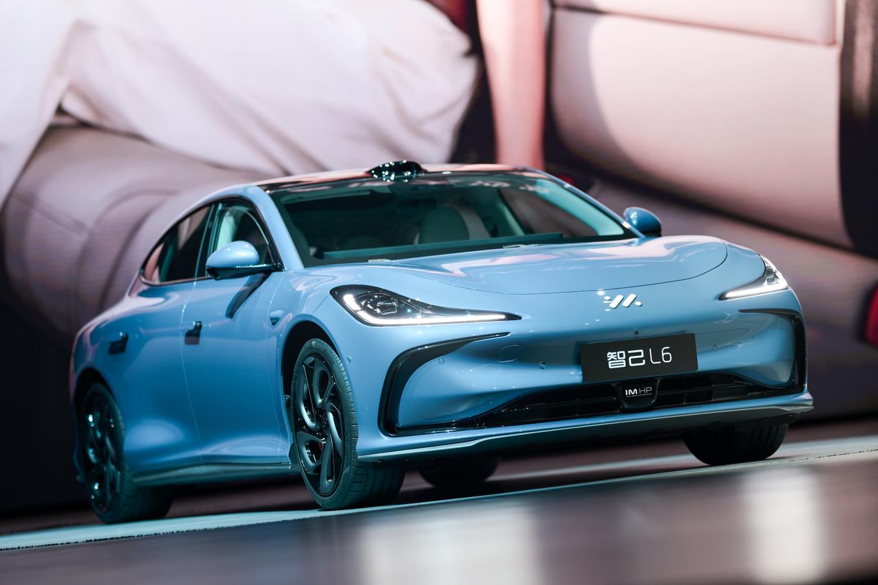 【19.99万起，智己L6正式开卖】
全系标配：
-灵蜥数字底盘+四轮转向
-O