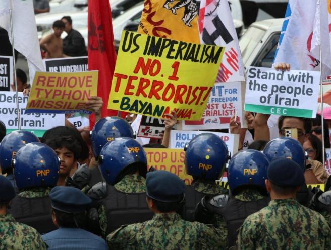 美伊冲突越闹越凶，这场远在中东的仗，愣是把隔了十万八千里的菲律宾搅得鸡犬不宁。