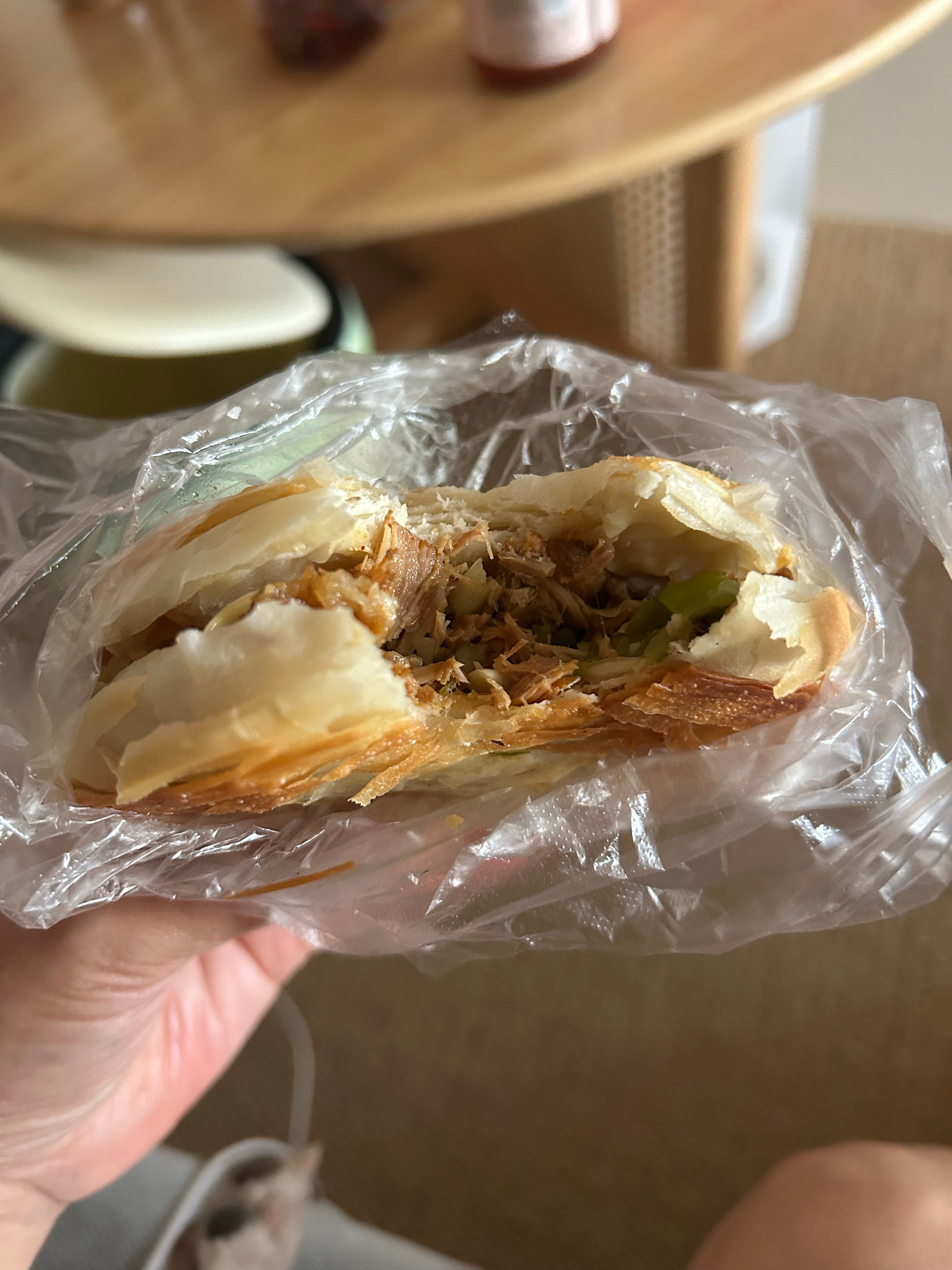今早体重59.9现在掉个秤可真难中午某人回来炒的河粉感觉他没吃饱我出来遛狗去超市