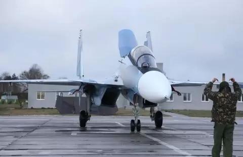 随着多架新型苏-30SM2多用途战斗机抵达某机场，白俄罗斯正式装备该型战机，但具