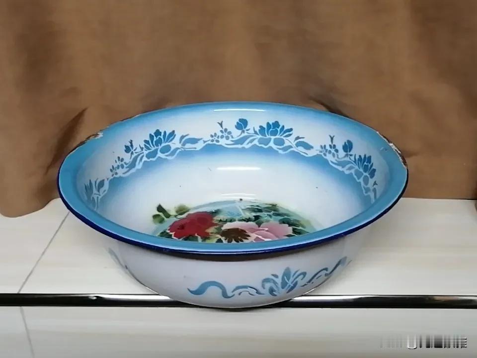 长期以来，我习惯了把洗脸、洗手、洗衣服的水，用盆子积起来冲马桶。
那天，我正端着