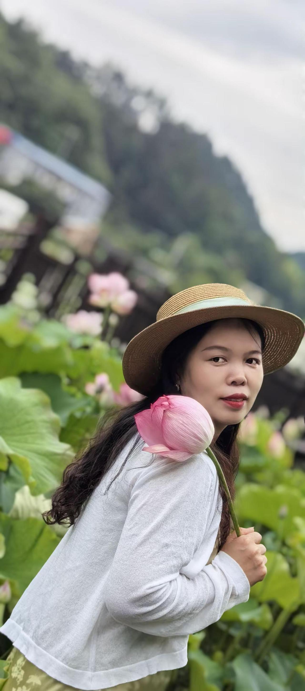 接天莲叶无穷碧，映日荷花别样红，出污泥而不染，濯清涟而不妖！！