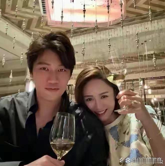 陈乔恩和老公出去玩，这肚子看起来好大呀 