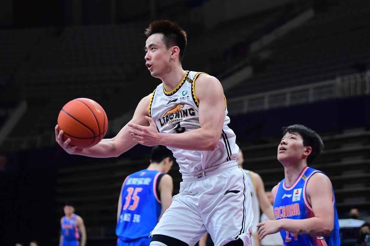 冠军底蕴+经验丰富，今晚季后赛第一场辽鲁男篮较量，辽宁队胜出的概率更大一些！
辽