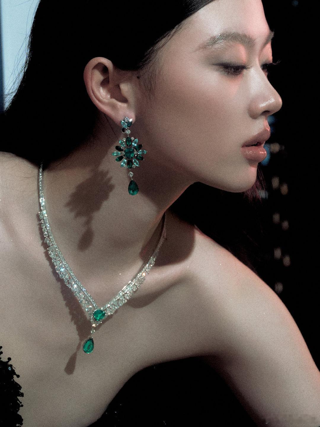 单依纯眼妆好闪 被的彩排舞台惊艳到了！blingbling的眼妆，宛如璀璨星河。
