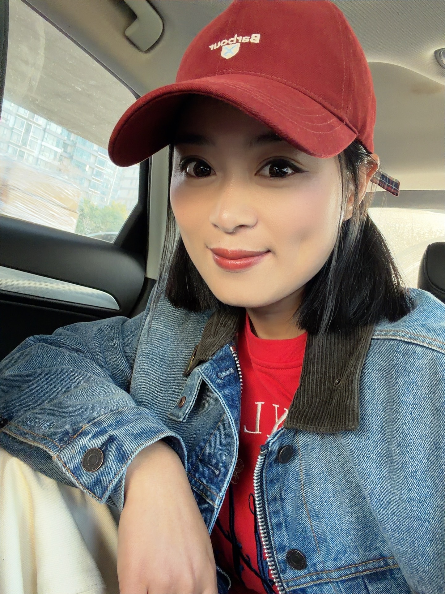 因为有健身搭子一起蹲腿提前一天完成 一周两次的臀腿日只不过这次是黑练 因为健身房