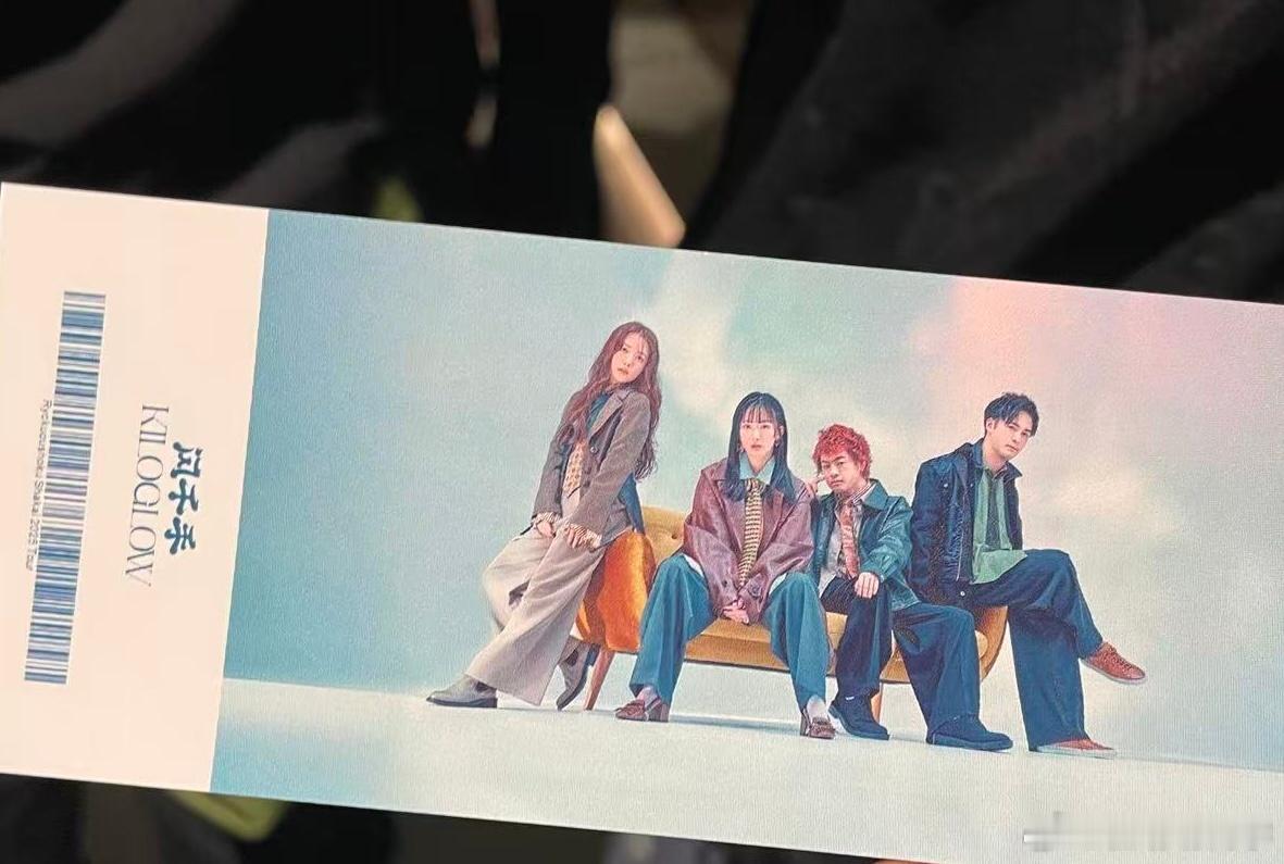 陪人听歌[可爱]  ​​​