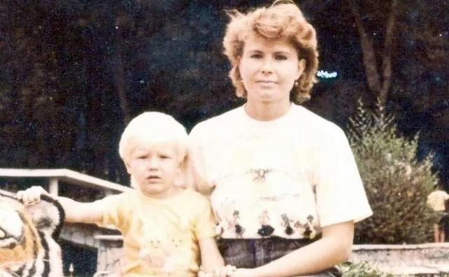 1999年10月14日，俄罗斯联邦内务部内卫部队特种作战旅医疗连护士伊琳娜·亚宁