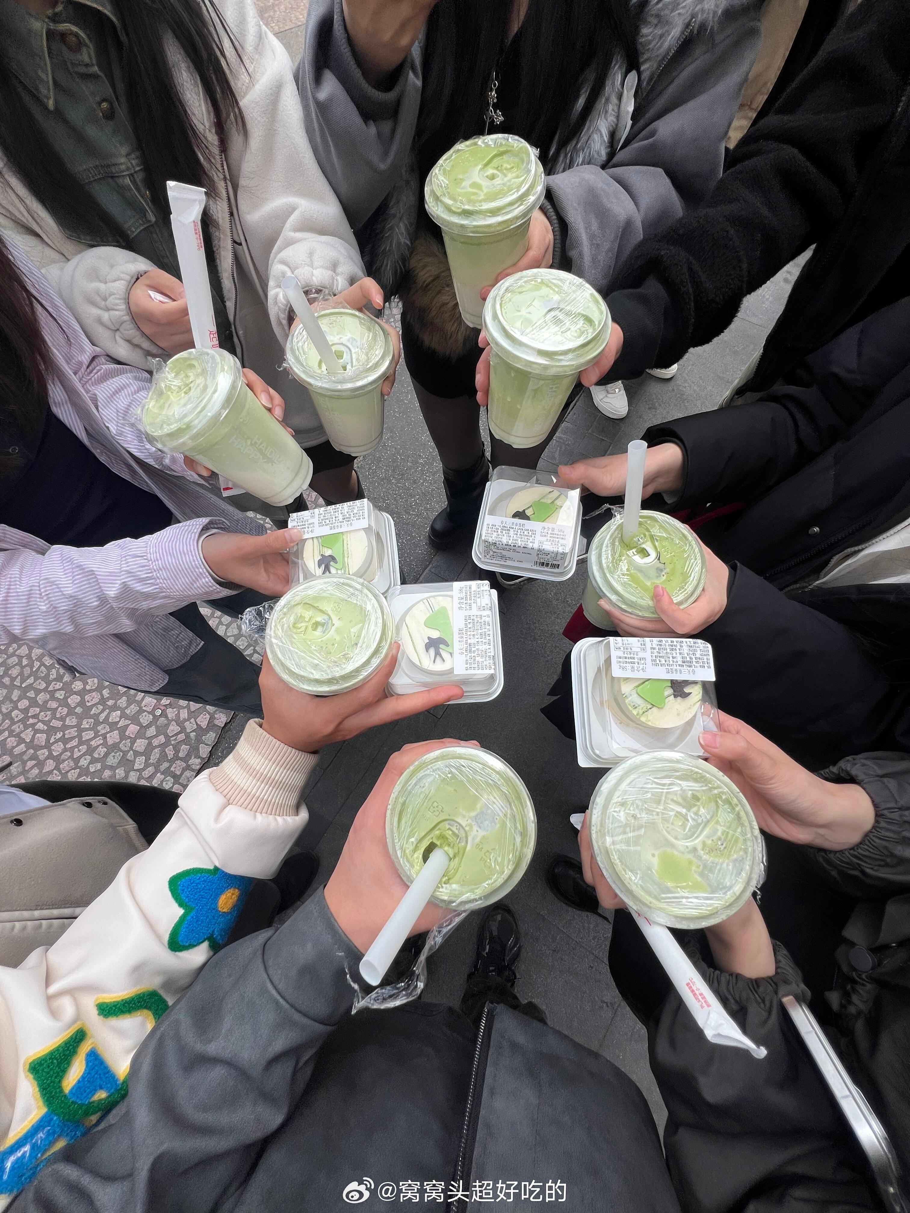 王星越又请大家吃好吃的了海底捞🍰奶茶🧋，大方又帅气的星月。王星越0305生日