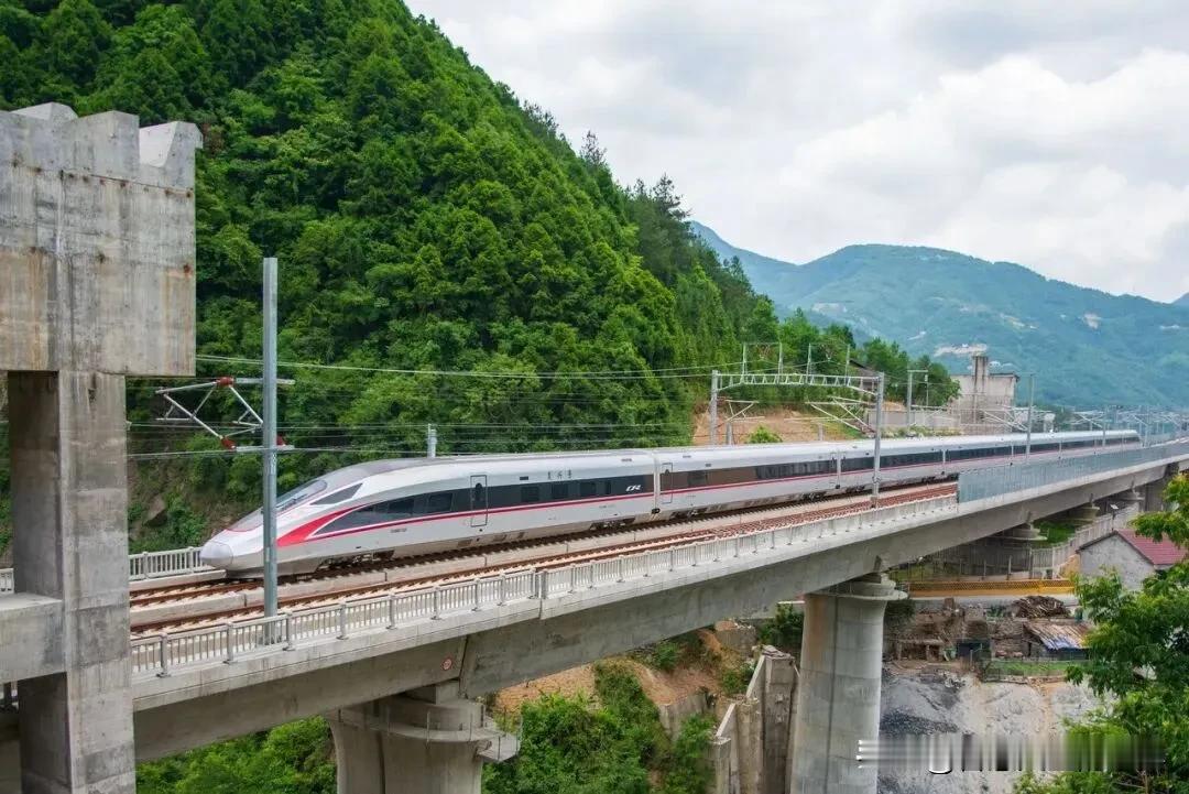 湖北高铁建设正步入“青黄不接”的尴尬窗口期，新项目推进普遍遇阻，规划落地面临严峻