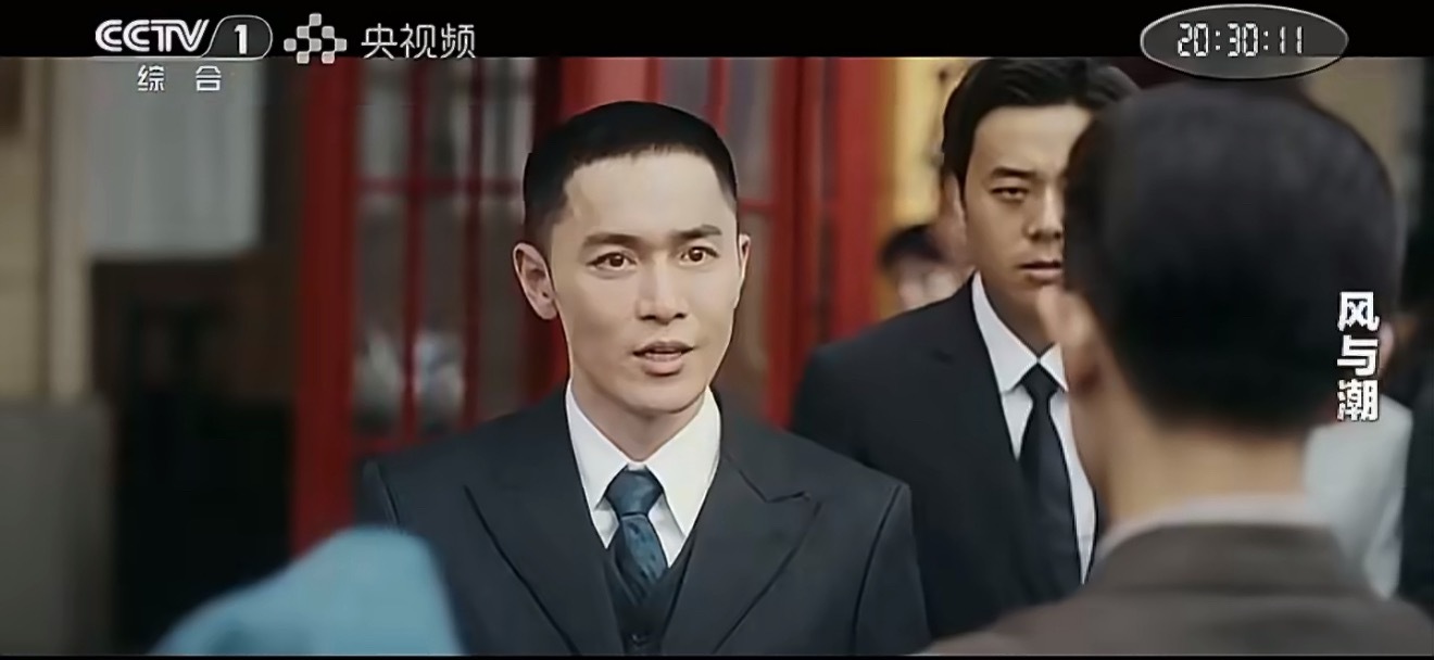 央视1套黄金档的任嘉伦《风与潮》昨天刚开播央1首播实时收视率峰值就达2.3551