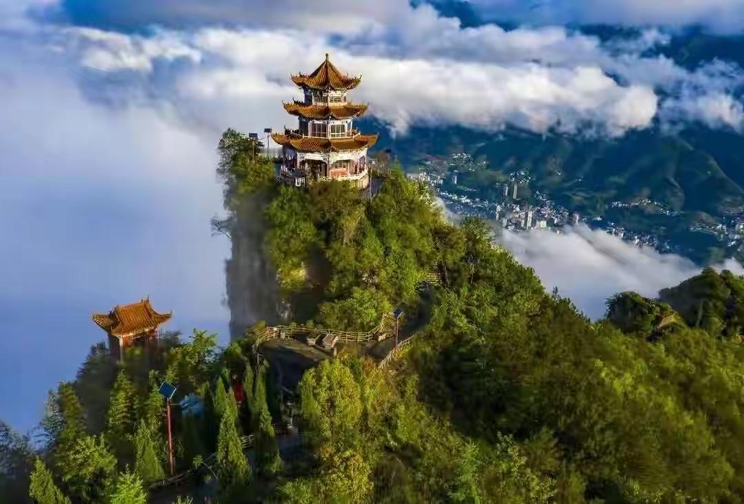 大宁古城，1800年历史。三峡库区唯一没被淹的老县城。城墙是老的，石板路是老的。