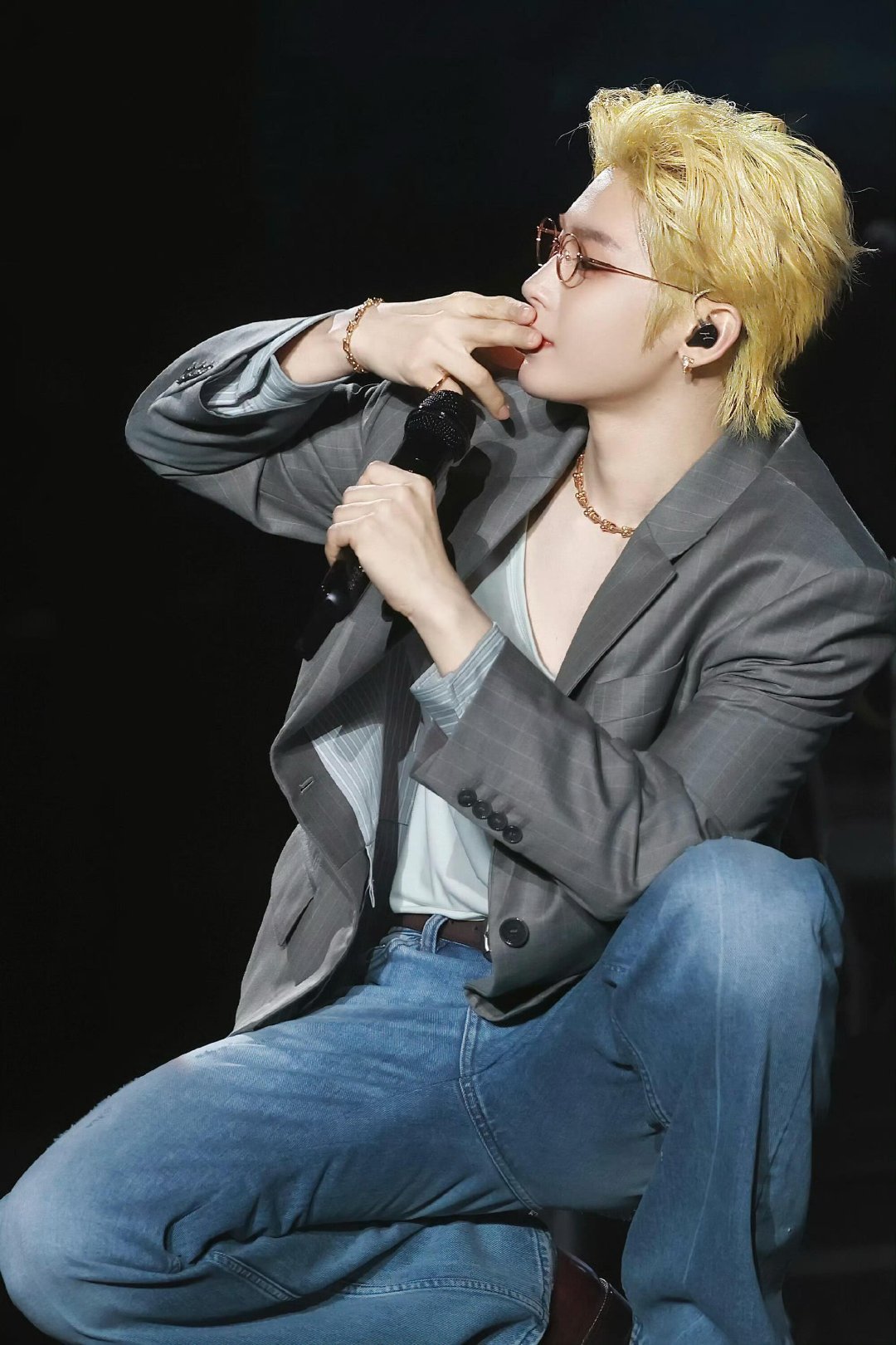 侯明昊 泸州银河左岸音乐节❤️此男是懂怎么拿捏桃妹的心的  就这个金发金丝眼镜，