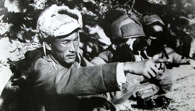 朝鲜战争中，一位排长带着几个战士爬上了山头，没想到却发现其他营的战友和几百名美军