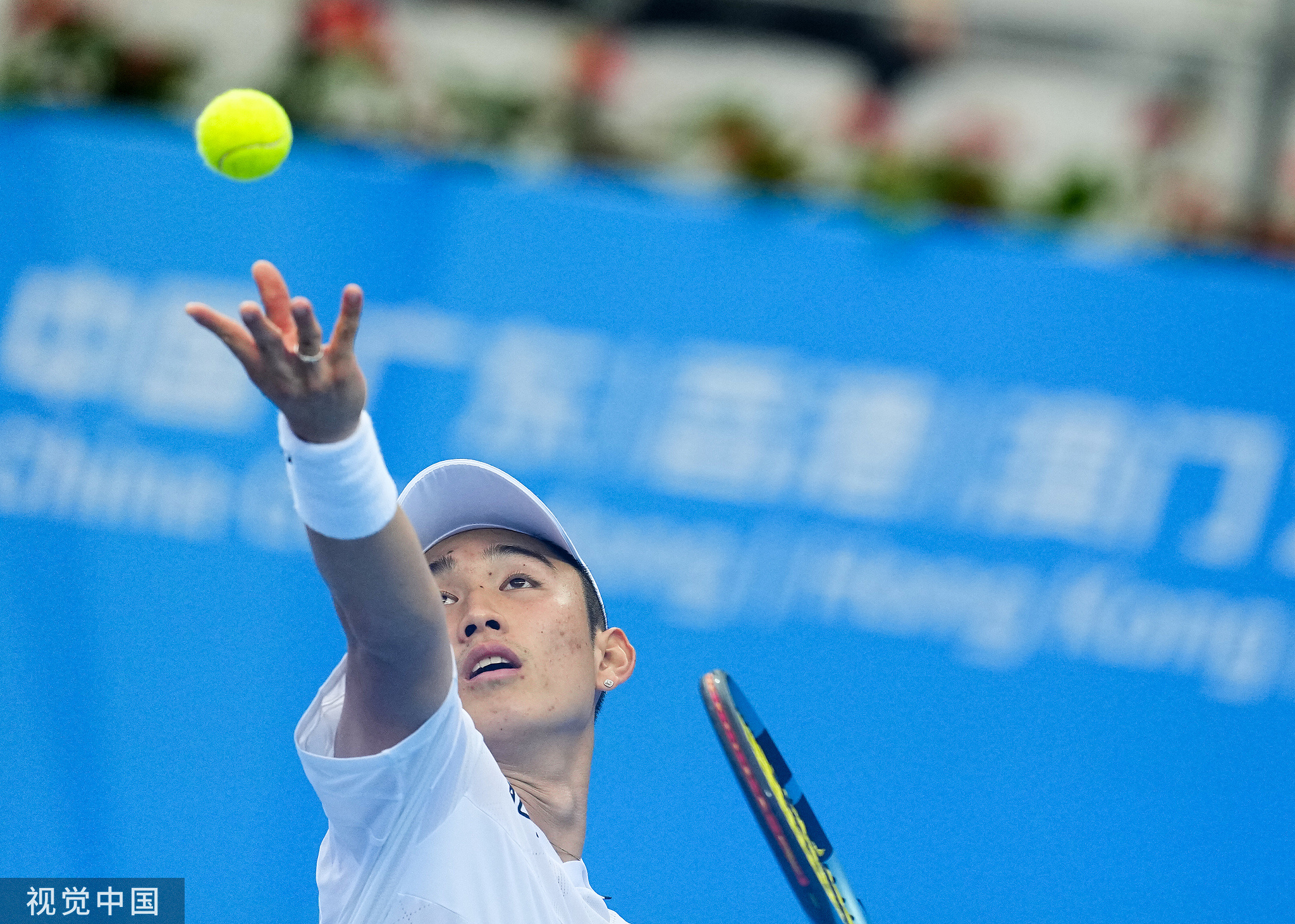 本届全运会网球首金诞生！北京队2-1江苏队拿到青年组男团金牌。商竣程6-1/6-