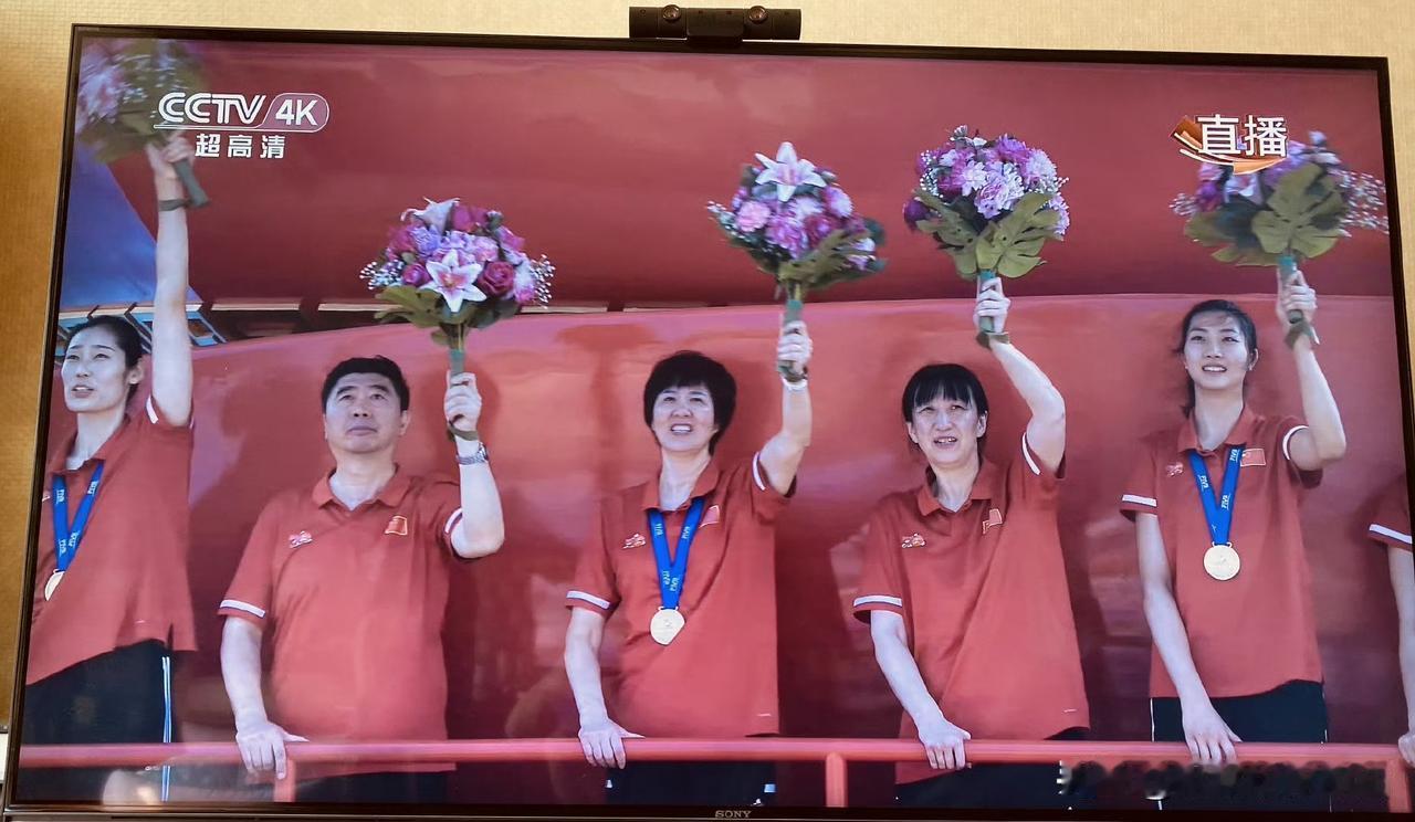谁还记得 6年前：中国女排参加阅兵巡游！

2019年9 月，中国女排以世界杯的