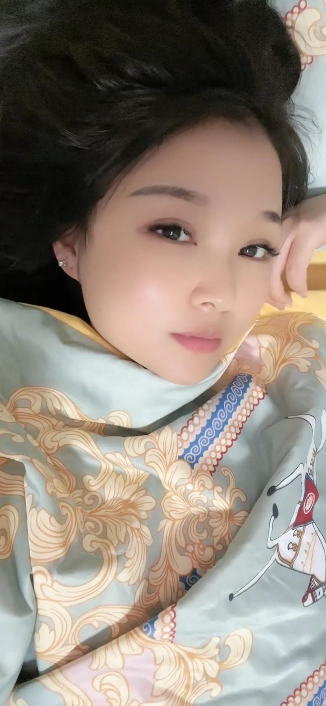 不管是男人还是女人，不要因为寂寞随便就找人人来陪你。

为了这一时的陪伴，在以后