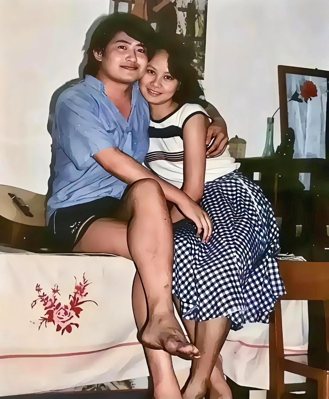 1987年，刘欢对主持人卢璐一见钟情，认识9天后就求婚成功。可是去民政局登记时，
